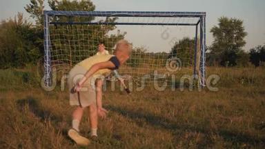 两个男孩在日落时踢<strong>足球</strong>。 一个<strong>足球</strong>正在击球。 <strong>足球进球</strong>。 孩子们`胜利的梦想
